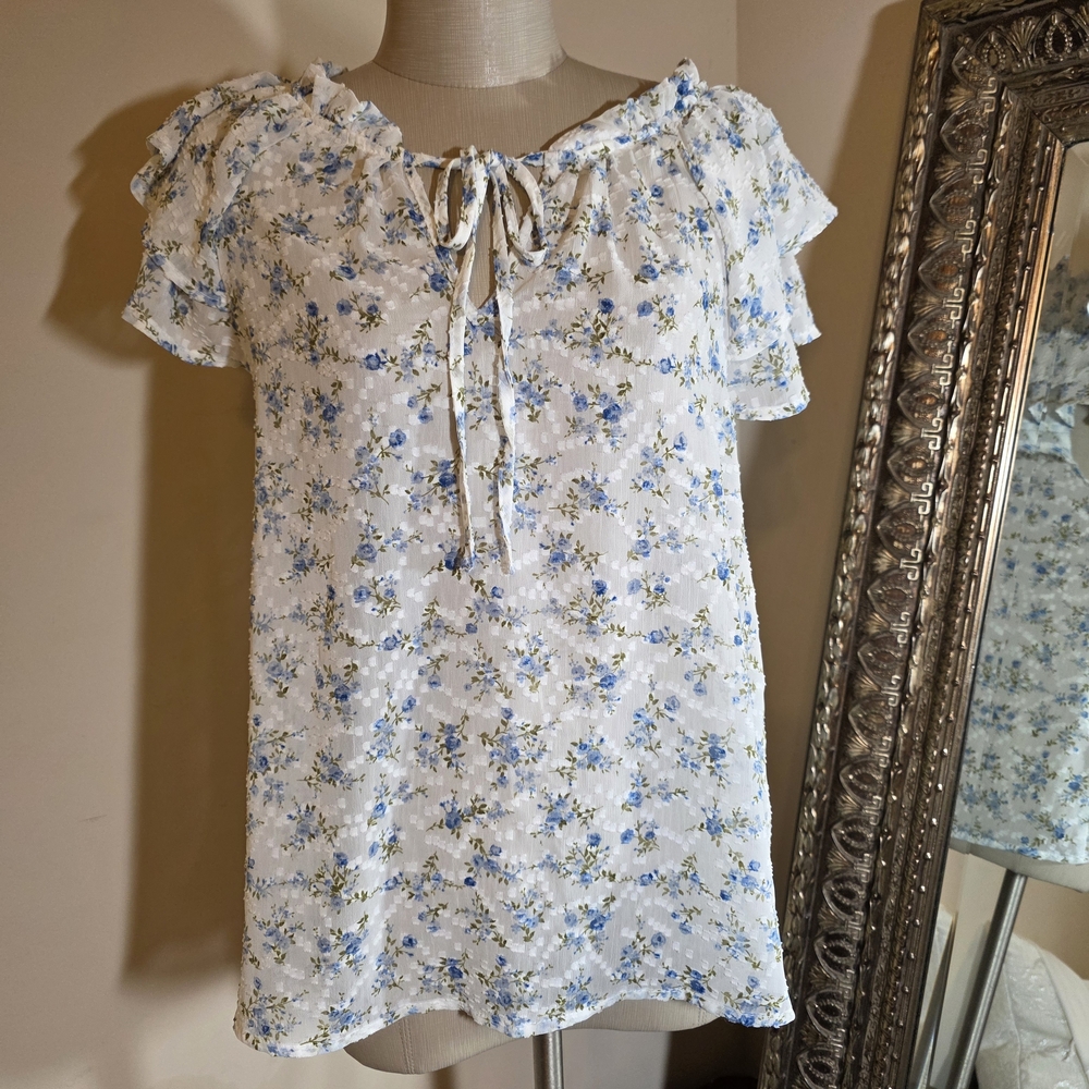 Blu Pepper White Flutter Sleeve Top with Blue Floral Pattern.  Sz Med. EUC!